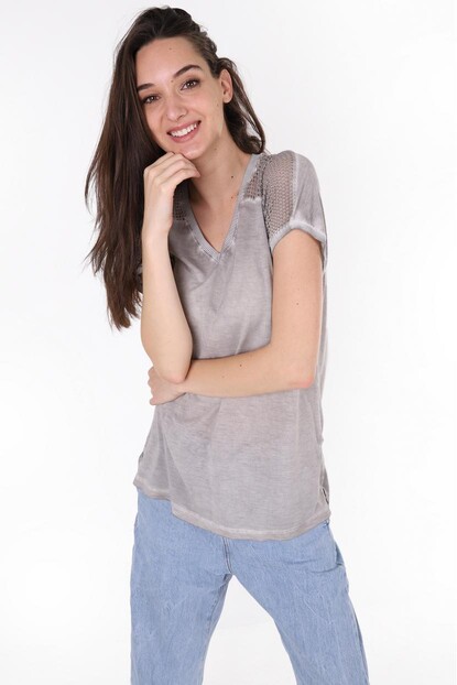 Omuz Detaylı Tişört