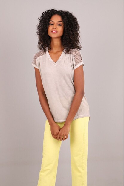 Omuz Detaylı Tişört