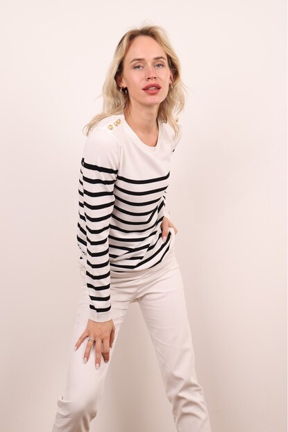 OMUZ DÜĞME DETAYLI TRİKO