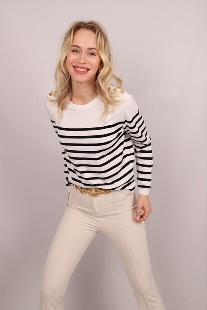 OMUZ DÜĞME DETAYLI TRİKO