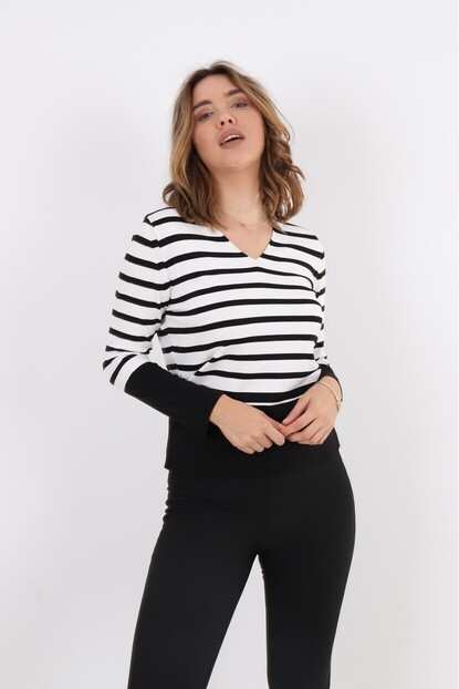 V Yaka Çizgi Detaylı Triko