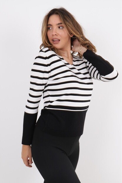 V Yaka Çizgi Detaylı Triko