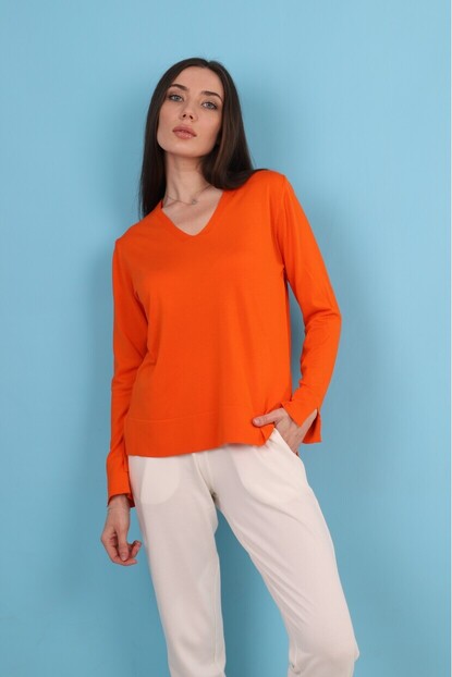 V-neck detail